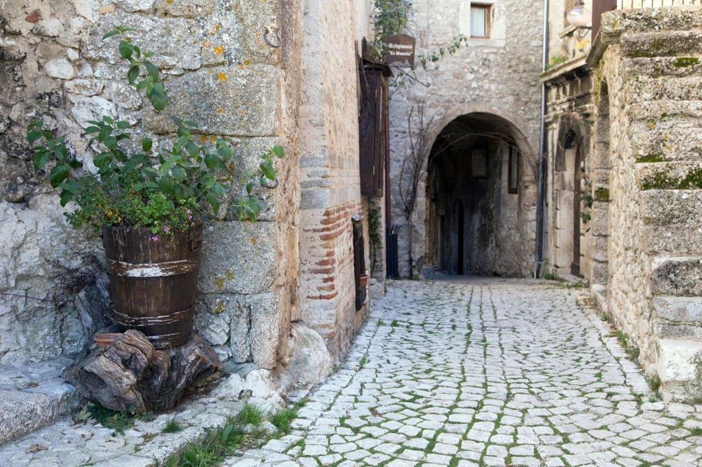 Bed & Breakfast La Bifora E Le Lune Vico Sotto Gli Archi 5