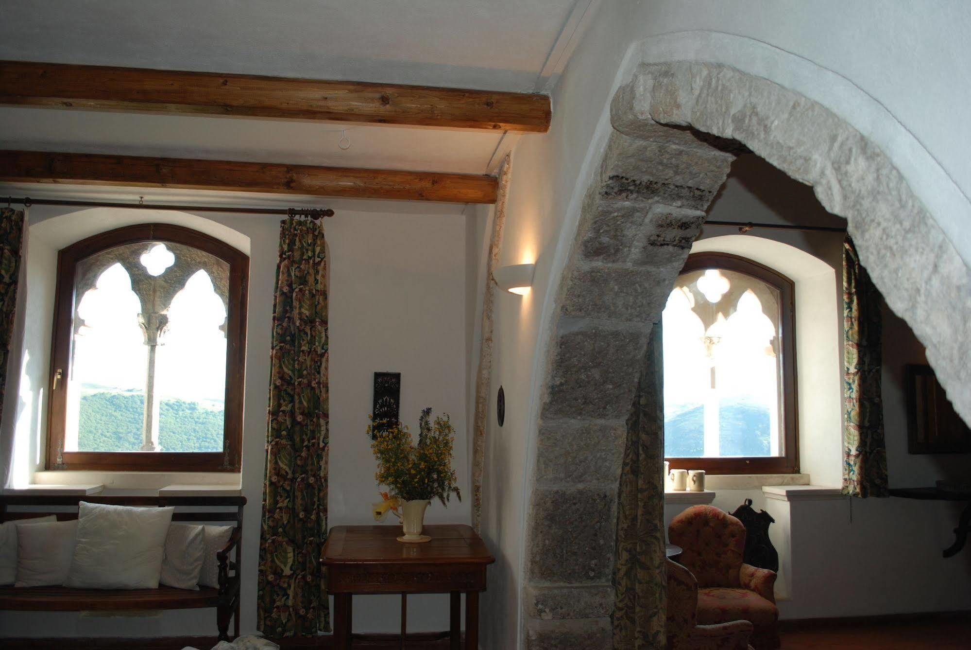 Frühstückspension La Bifora E Le Lune Vico Sotto Gli Archi 5 Santo Stefano Di Sessanio